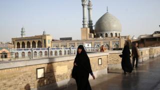 فيروس كورونا: إيران تغلق المدارس في قم بعد وفاة شخصين - BBC News Arabic